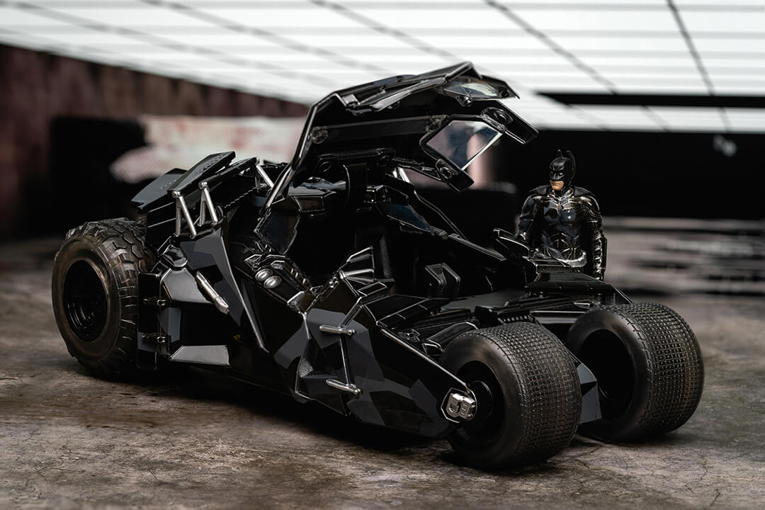 The Dark Knight Trilogy Tumbler Batmobile & Batman, 124 Scale Vehicle